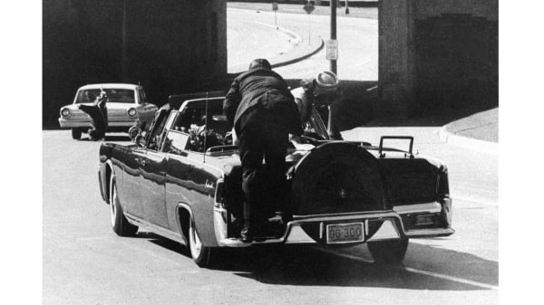 ​​​​​​​Secret Service-agent, der blev fanget på berømt billede fra mordet på JFK, er død