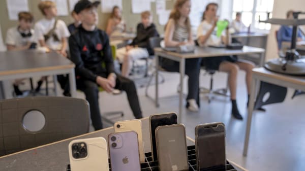 Skoler vil ikke håndhæve mobilforbud: 'Så bliver vi en slags politimand i skolen'