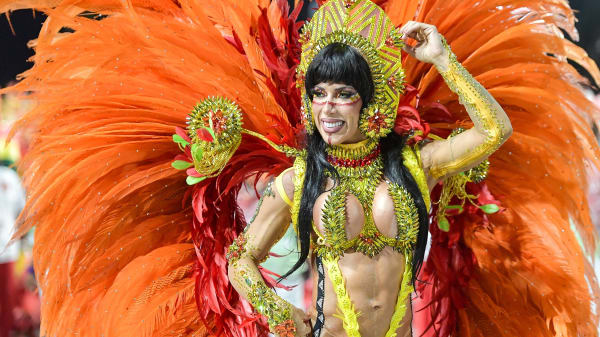 Rio er trukket i samba-kostumerne og har sat gang i verdensberømt karneval