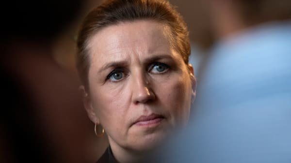 Mette Frederiksen reagerer på Trumps våben-stop: Både Ukraine - men også Europa - står 'et ekstremt sårbart og farligt sted'