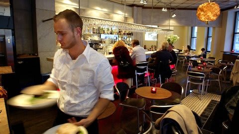 Timelønnen stiger i ny overenskomst for 70.000 ansatte på hoteller og restauranter