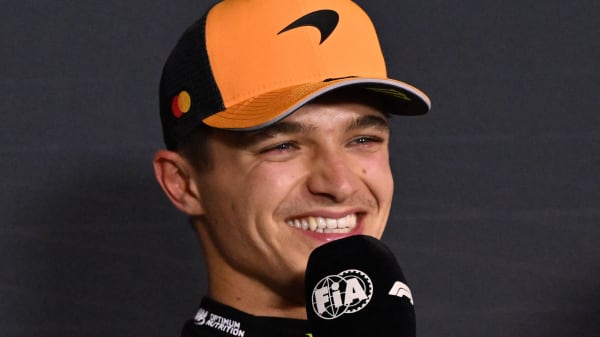 Lando Norris har pole position i årets første Formel 1-grandprix
