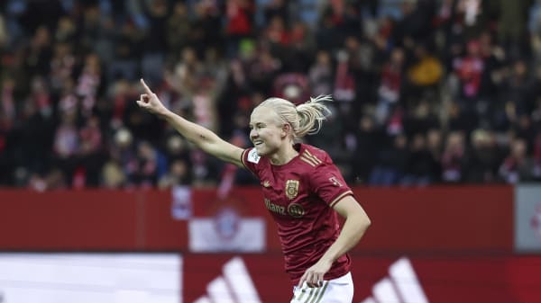 Pernille Harder sparker Bayern München til sejr i topkamp