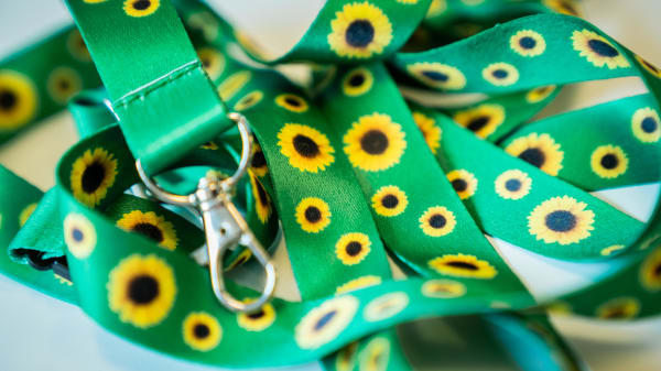 Telefoniske solsikker: Særlig kundeservice til folk med usynligt handicap