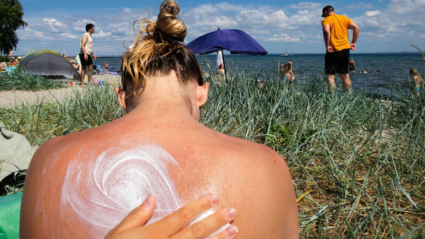 Danskerne bruger for lidt – Sundhedsstyrelsen ændrer anbefalinger om solcreme