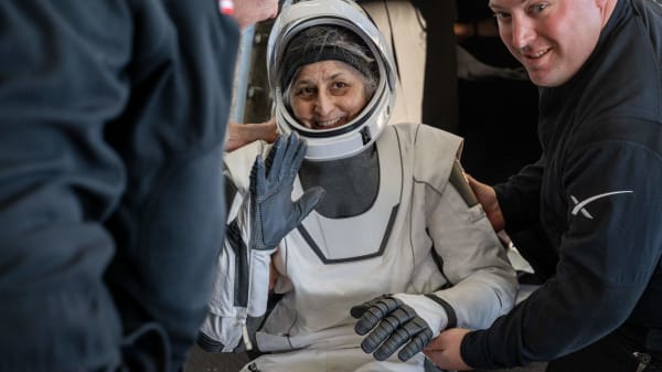 Efter ni måneders forsinkelse er amerikanske astronauter igen på Jorden