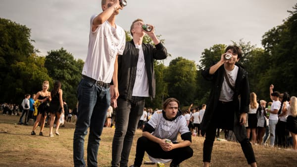 Fra i dag må unge under 18 kun købe øl og breezer med til festen