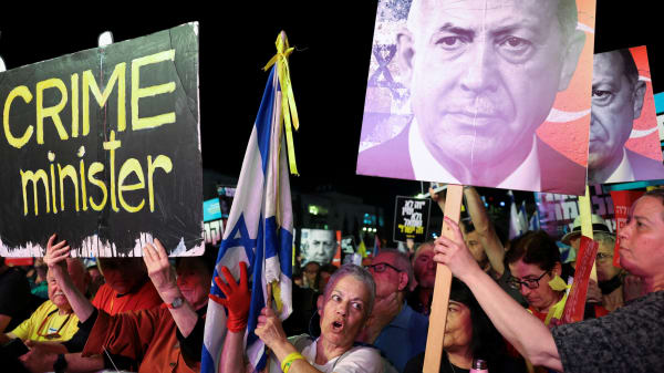 Analyse: Israels Netanyahu besøger Ungarn, imens retssager, demonstrationer og kritik buldrer løs derhjemme