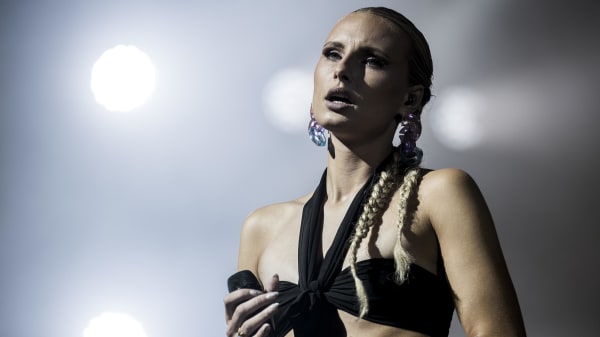 Dansk popstjerne undskylder efter 'incel'-kommentar