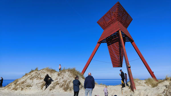 Byens vartegn på vej til at styrte i havet. Nu kommer et nyt 