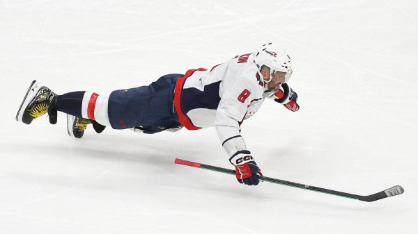 Med mål nummer 895 sætter flyvende russer vild scoringsrekord i NHL