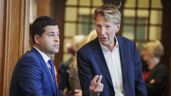 Han kan blive afgørende for ministers fremtid: Holder alle døre åbne
