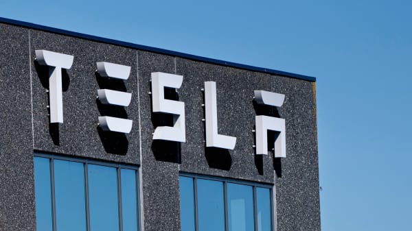 Salget af brugte Teslaer gik som varmt brød - nu har både forhandlere og private svært ved at komme af med dem