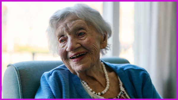 Med snaps i glasset og farvekoordineret tøj starter 104-årige Annalise hver morgen på plejecentret. Men glæderne er få i hendes nye hjem