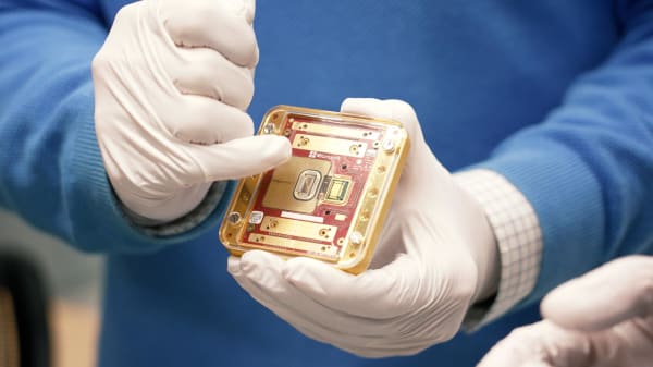 DR-korrespondent har set Microsofts mystiske chip, der potentielt kan ændre verden