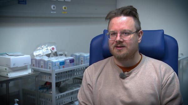 26-årige Joachim kan falde i søvn midt i en samtale: Nu får han opereret en 'sladrehank' ind i hovedet