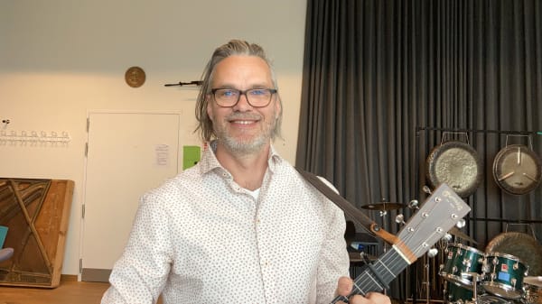 Musik skal skrue ned for klimasvinende lattergas på fødegang