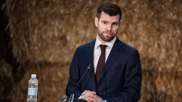 Kirkeminister vil gøre op med 'alvorlig udfordring' i folkekirken: Pensionerede præster er nødt til at trække i kjolen for at hjælpe