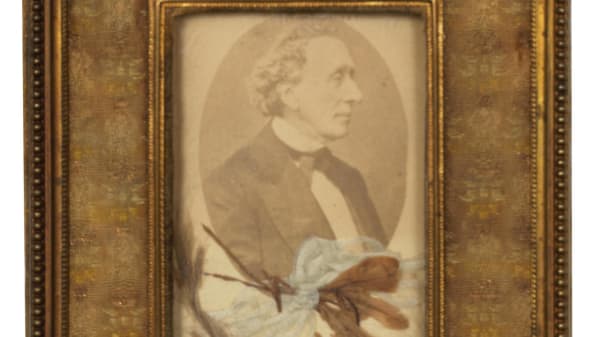 Nu kan du købe en lok af H.C. Andersens hår