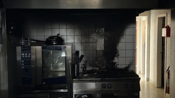 Brand tvinger hjemløse til at rykke sammen i butikslokale