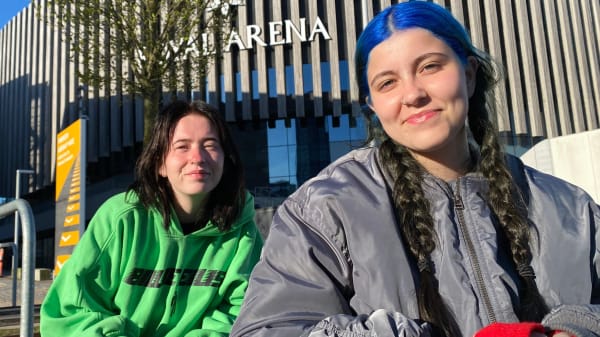 Amy og Julie har ligget i kø siden torsdag: I morgen giver verdensstjerne koncert