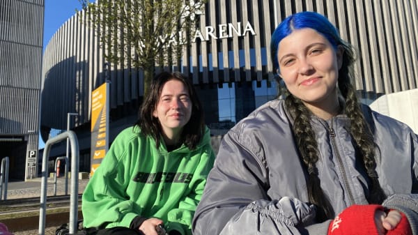 Amy og Julie har ligget i kø siden torsdag: I morgen giver verdensstjerne koncert