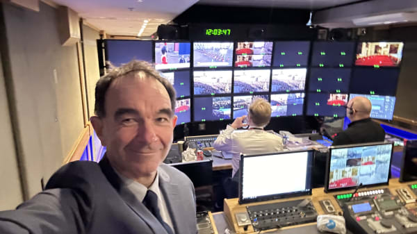 Morten filmede det officielle tronskifte: ’Man kunne godt fornemme, at det var stort’ 
