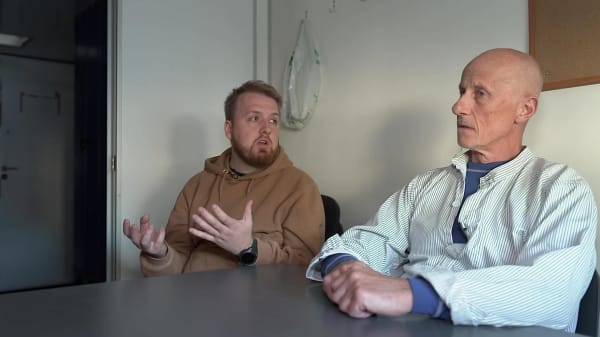 Mathias skal arbejde syv år mere end kollegaen Jan: 'Jeg var inde og tjekke og fik et chok'
