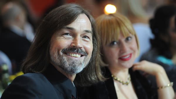 'Plattenslageri uden kunstnerisk dybde': Hvem er portrætmaleren, der står bag Putins gave til Trump?