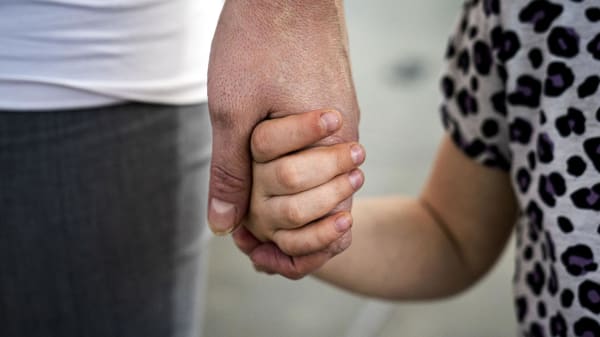 'Dybt ulykkeligt', at familier venter over tre år på hjælp til børn i mistrivsel: Ny aftale skal få ventelisterne ned
