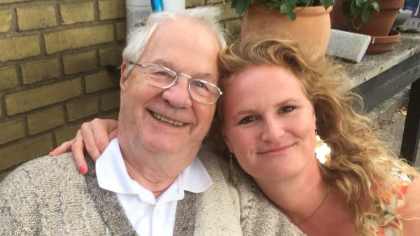 80-årige Henry Kjær blev fundet i en blodpøl på plejehjem. Nu får myndigheder kritik i sagen