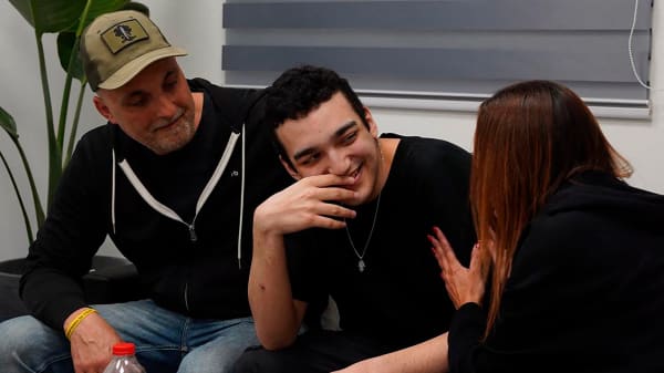 Israelsk gidsel genforenet med sin familie efter 19 måneders fangenskab hos Hamas
