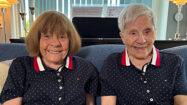 Tvillingerne Nanna og Ninna er flyttet sammen efter 66 år på hver side af Atlanten: 'Det er den største glæde, jeg kunne få'