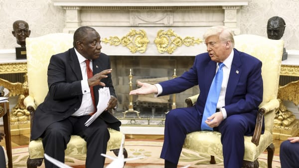 Trump i endnu et voldsomt mundhuggeri med regeringschef: Anklager Sydafrika for folkemord for rullende kameraer