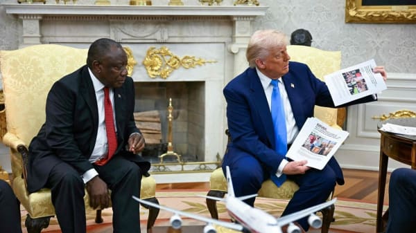 Trump i endnu et voldsomt mundhuggeri med regeringschef: Anklager Sydafrika for folkemord for rullende kameraer