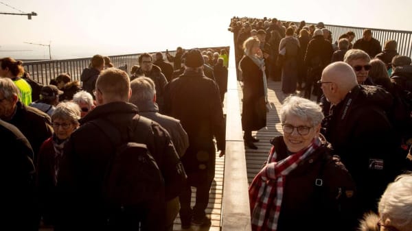 Ingeniørkunst fascinerer: Nysgerrige danskere valfarter til Rødbyhavn for at se en byggeplads