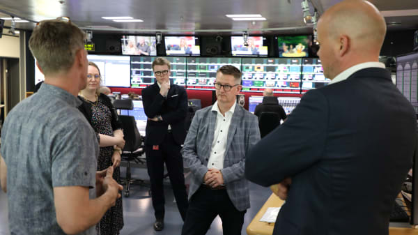 Beredskabsministeren på rundtur i DR Byen: ’Det er vigtigt med robust kommunikation’