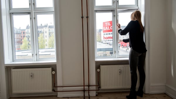 Banker: Lad unge købe bolig, før lønnen stiger