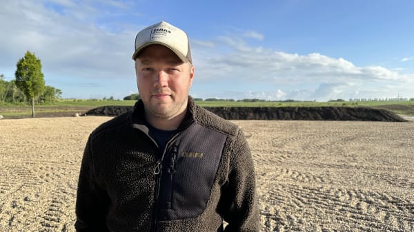 Uventet skat: Pludselig væltede der pengesedler op af Kristians jord
