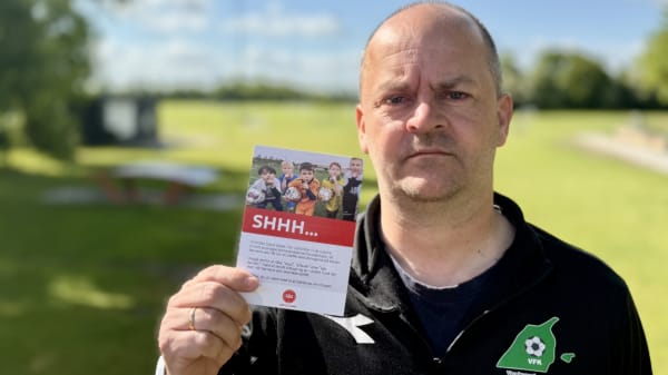 16-årig fodboldommer fik sparket døren ind