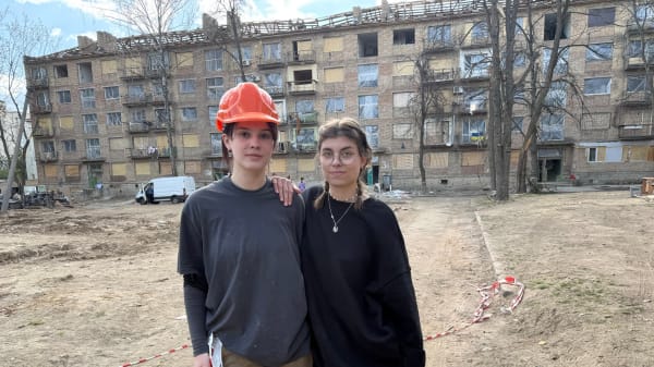 Når russerne bomber, smøger ukrainske teenagere ærmerne op