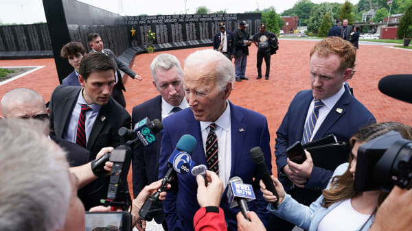 Biden joker med at være inkompetent efter kritisk bog om hans helbred