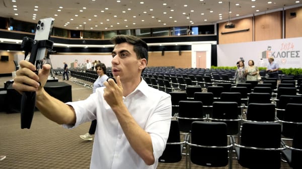 EU-politiker og youtuber kritiseres for at sprede russisk propaganda efter tur til Moskva