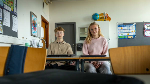 Slut med ondt i ryggen: Hjalte får nye klassemøbler, efter skolebestyrelser protesterede