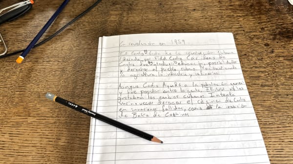 Fra tastatur til kragetæer: Gymnasieelever har været til spansk-eksamen med pen og papir