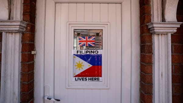 Bange beboere i nordirsk by hænger Union Jack på dørene i håb om at undgå angreb