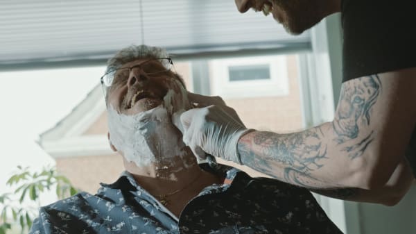 For at få flere kolleger, nedbryder Rasmus fordomme om ældreplejen i nye kampagnefilm
