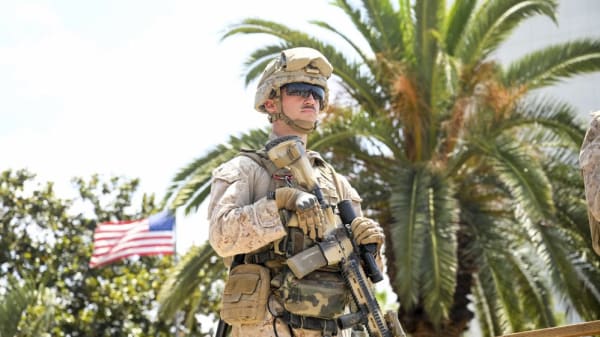 Civil tilbageholdt af marineinfanterister i Los Angeles