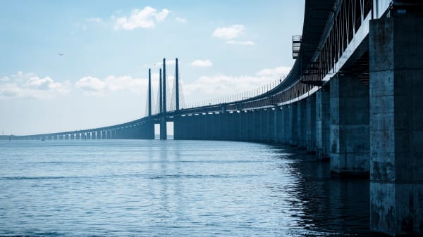 Løbefest indtager Øresundsbroen midt i Folkemødetrafik: 'De kunne næsten ikke have valgt en dårligere dato'