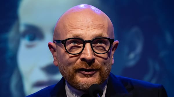 Mads Brügger læser op fra ny bog om syv dramatiske døgn, som Mike Fonseca aldrig glemmer
